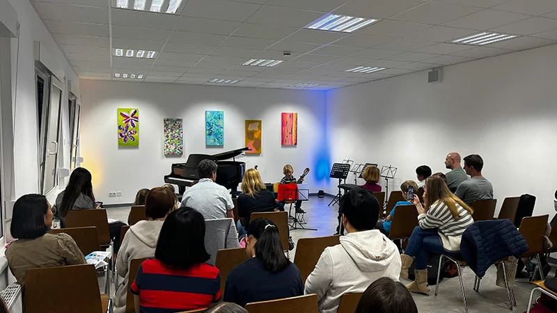 Kind spielt Gitarre im Musikraum